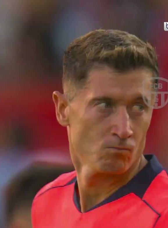 وجه ليفاندوسكي بعدما ضيع ركلة الجزاء وبلع اربعة😭😭😭😭