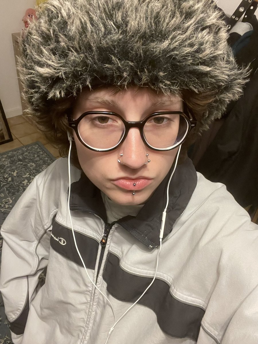 chapka et nouvelles lunettes 
 #LGBTQIASpookyMonth