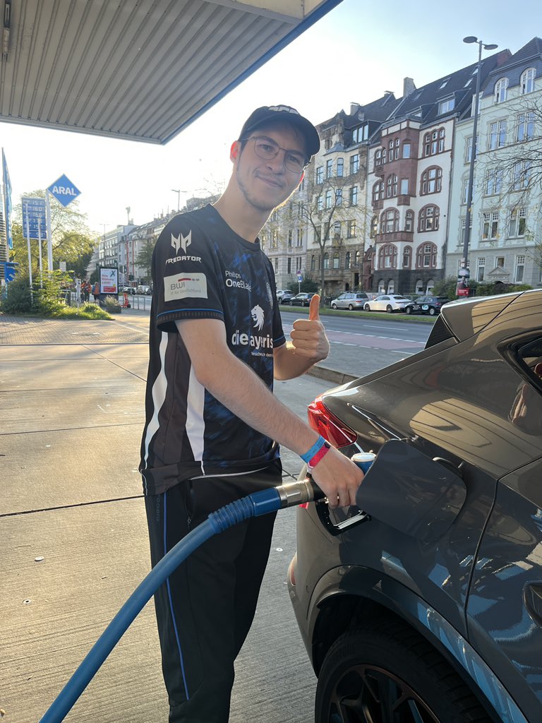 CHARLYMXB's tweet image. Auftanken Baby wir fahren nach Paris ⛽️⛽️⛽️
