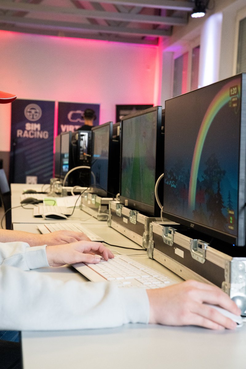 Gaming und eSports Community Trier e.V. (@gecotrier) on Twitter photo Vielen Dank an alle die gestern bei unserem Gamingday 2025 dabei waren und fleißig an Triathlon, Hill Top Zone und Quiz teilgenommen haben!🙌💚💜
Das Fotoalbum zum Event findet ihr unter folgendem link: picdrop.com/clawkollektiv/… Vielen Dank an alle die gestern bei unserem Gamingday 2025 dabei waren und fleißig an Triathlon, Hill Top Zone und Quiz teilgenommen haben!🙌💚💜
Das Fotoalbum zum Event findet ihr unter folgendem link: picdrop.com/clawkollektiv/…