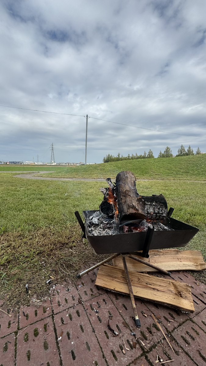 ごごごごごご😳
村鍛さんで欲しかったこれ買いました✨👀ちがうかったな😅もう受け取った瞬間から早く開封したくてずっとムラムラしてたん🤭中身はまた後ほど！マジかっこいいんやから🗡️✨
山谷さんお店の前で楽しそうに焚火してはった( *´艸｀)
#村の鍛冶屋 #キャンプギア #TSBBQ
#ローストスタンド