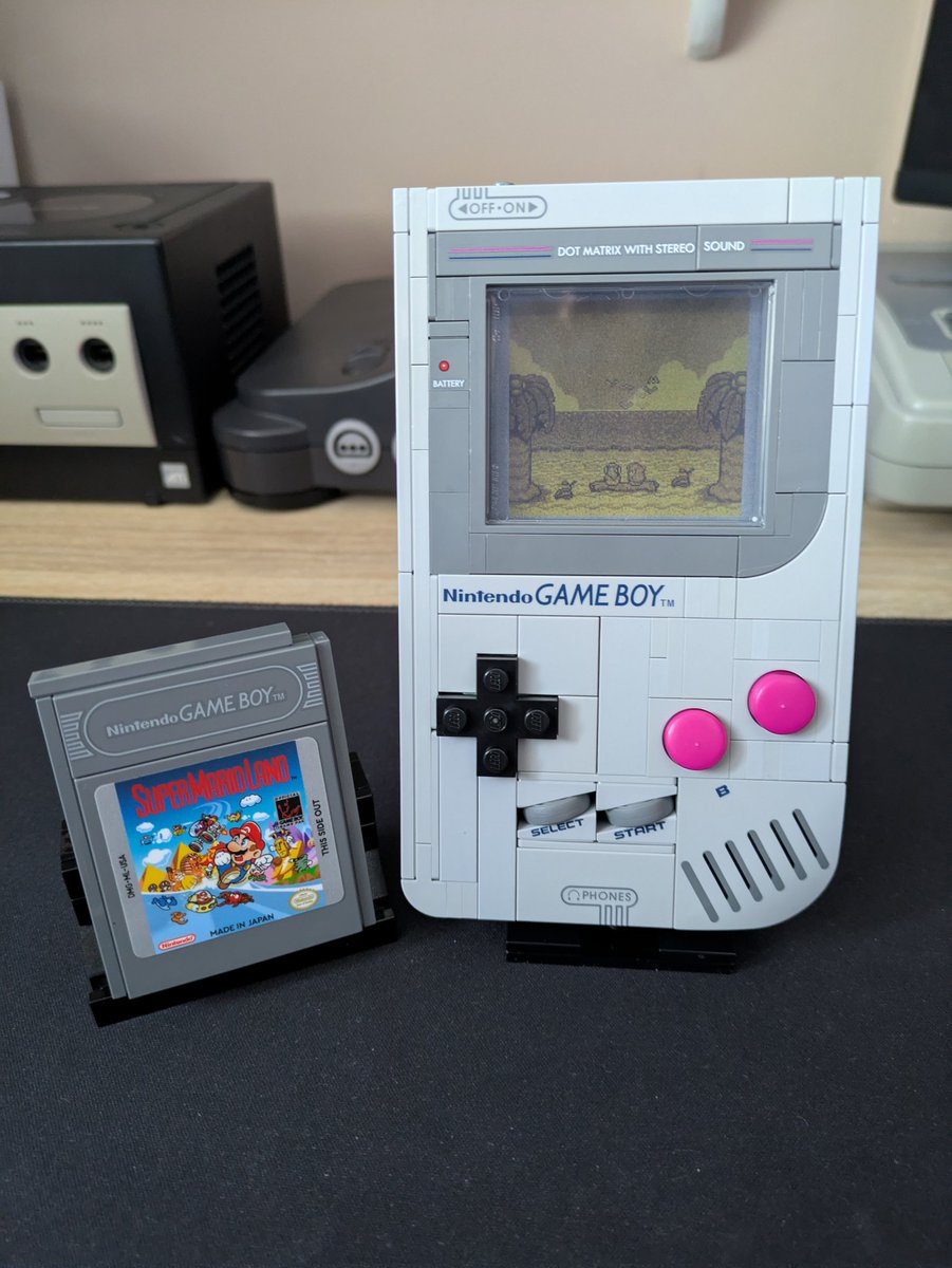 ToadFrogTendo's tweet image. Lego Gameboy! Such a fun build! #LEGO #Nintendo #Mario #zelda #gameboy