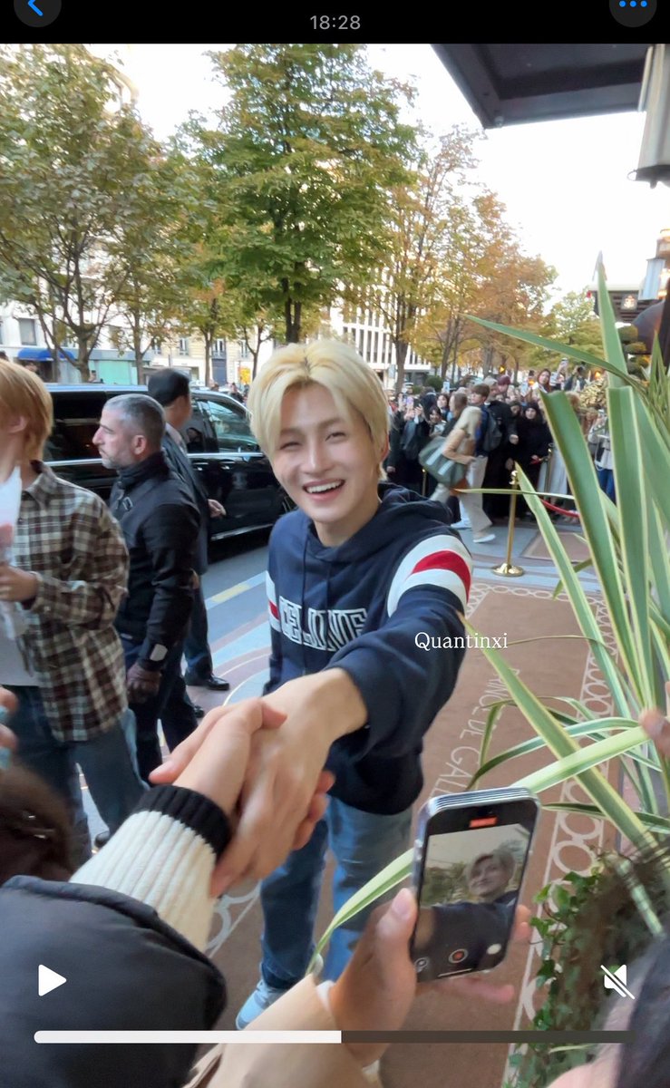 Quantinxi's tweet image. สมองไหลอะ ได้จับมือ🫠

#TWS #투어스
#JIHOON #지훈 #한지훈 #ジフン