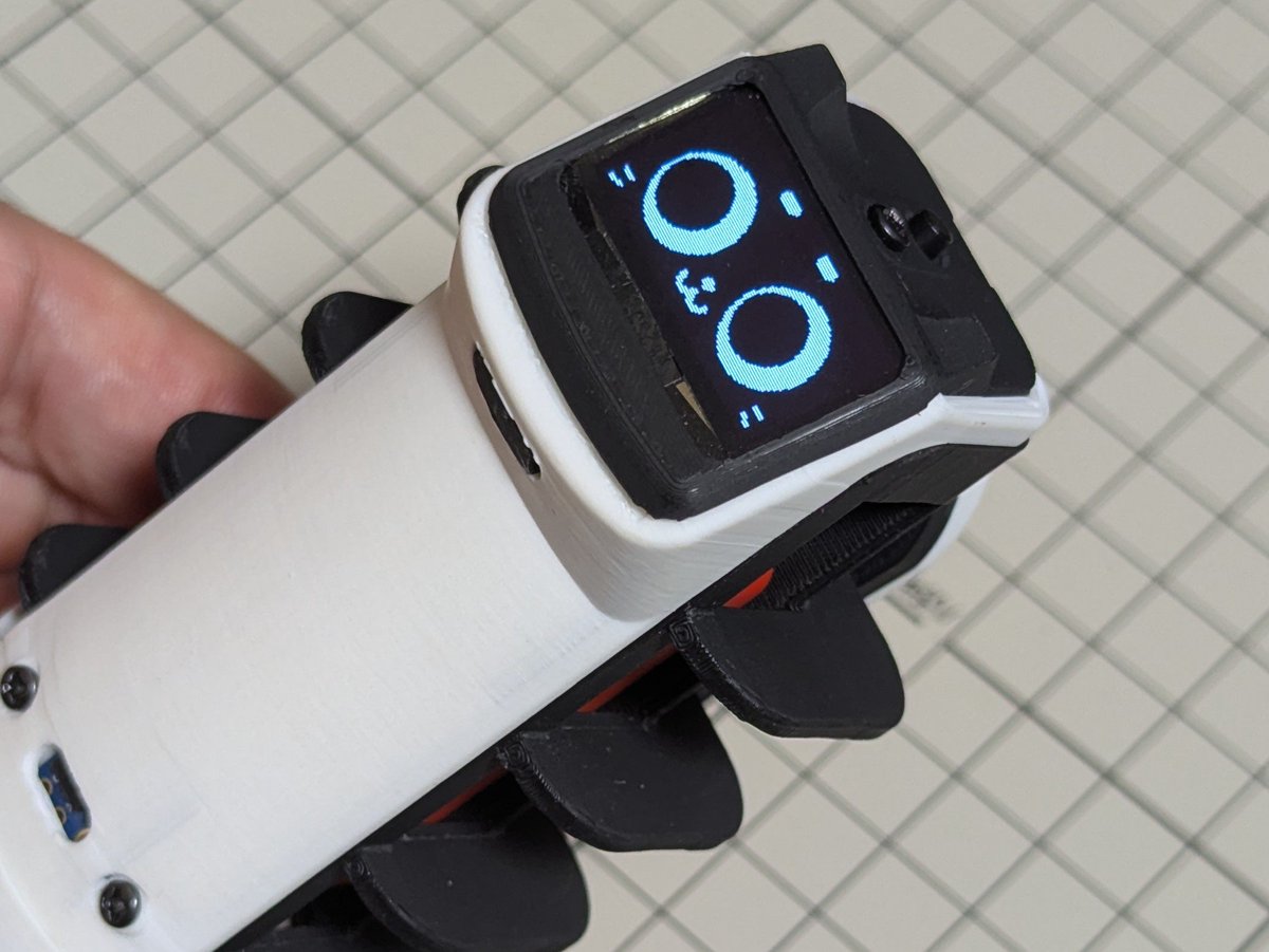 組み立て直して無事動作確認。ﾖｶｯﾀﾖｶｯﾀ。
組み立て途中で、ナットが1〜2個、体内に吸い込まれていきましたw
おそらく M5StickC Plus の磁石にくっついていると思われる。