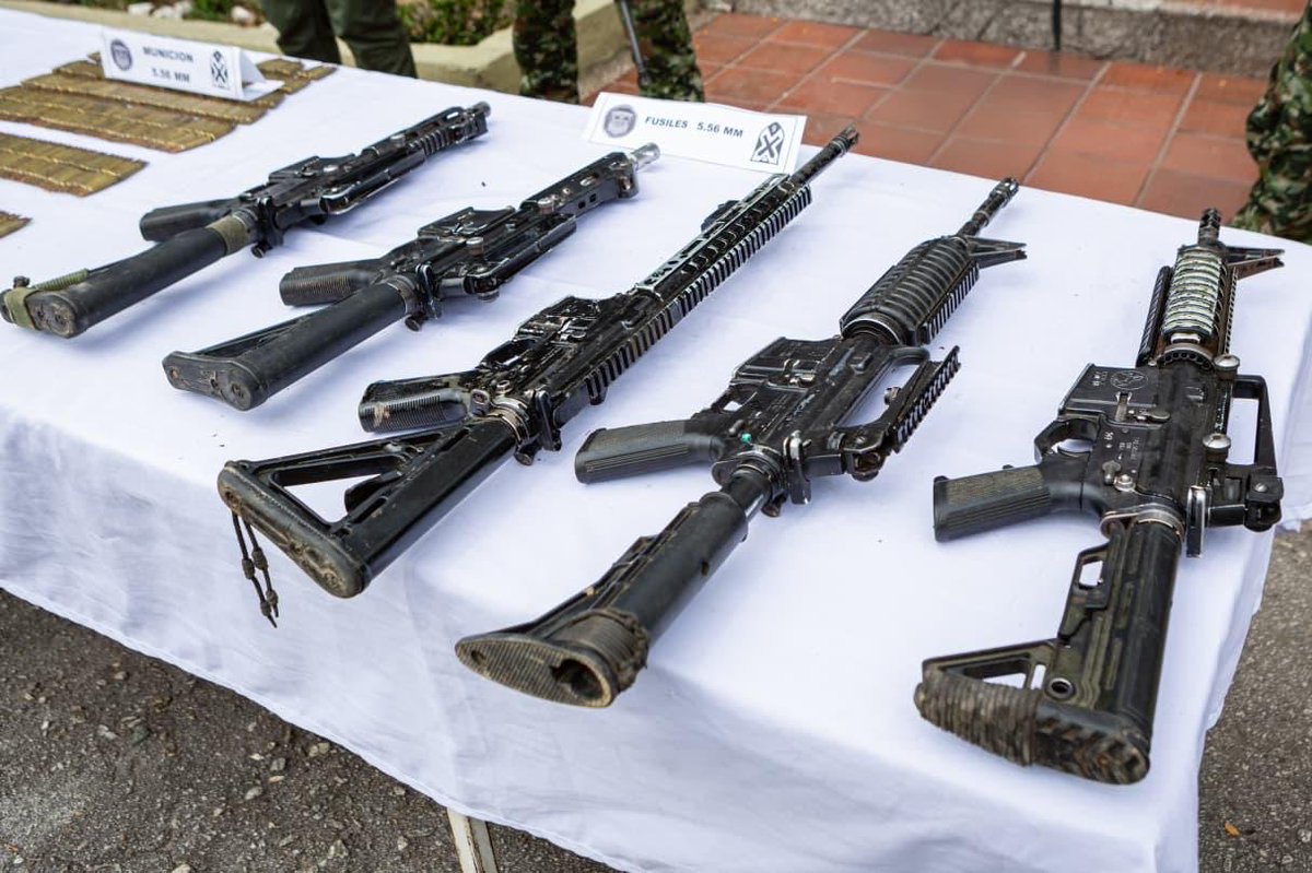 Ejercito_Div5's tweet photo. #ATENCIÓN | Operación militar @COL_EJERCITO #NovenaBrigada en el Huila, logra golpe certero al GAO-r Bloque Central Isaias Pardo:
✔️4 integrantes sometidos a la justicia (incl. alias Kevin y Jordán)
✔️1 menor recuperado
✔️05 fusiles, munición y material de guerra incautado
📍Afectado mando, finanzas y proyección criminal en Huila. #OperaciónAyacucho #ContundenciaOperacional