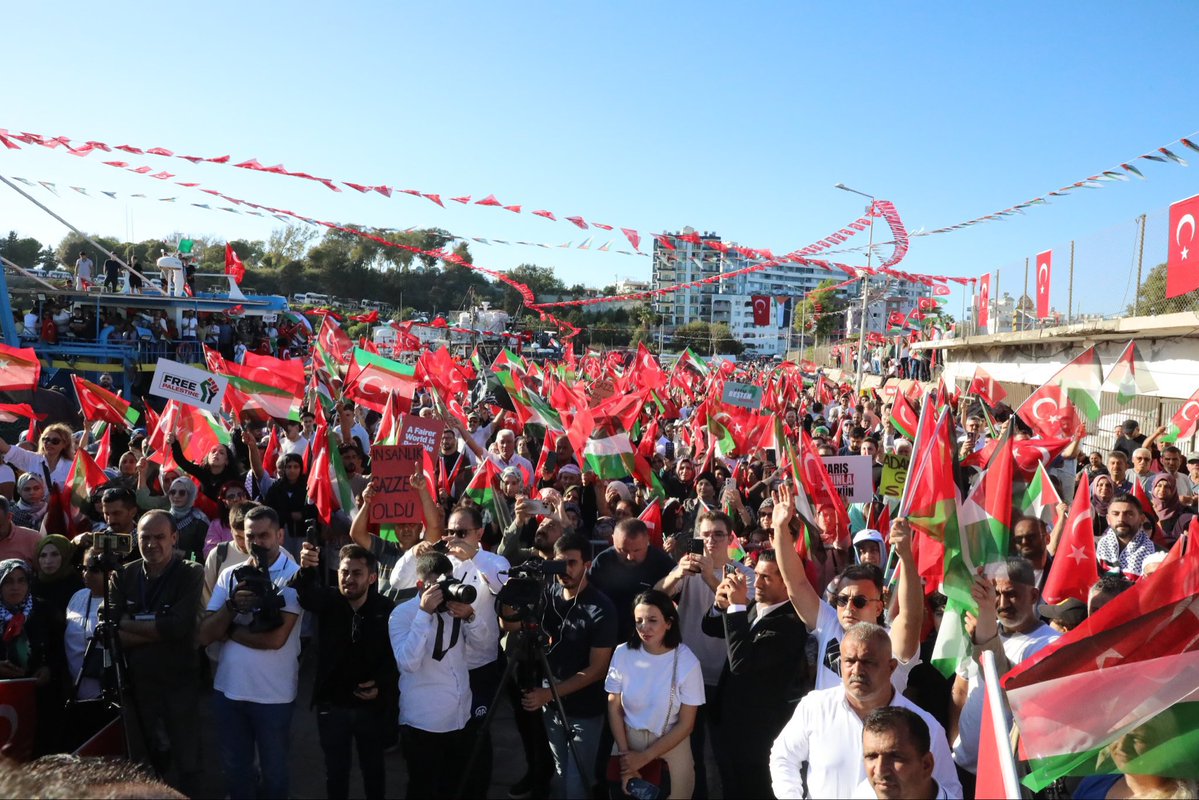 📍Karataş 

Bugün Karataş ilçemizde bir araya gelerek Sumud filosuna yapılan alçak saldırıyı ve Filistin halkına yönelik katliamları lanetledik. 

Biz biliyoruz ki zulme sessiz kalmak, zalimin safında durmaktır. Aziz milletimizin vicdanı ve iradesi, her daim mazlumun yanındadır.