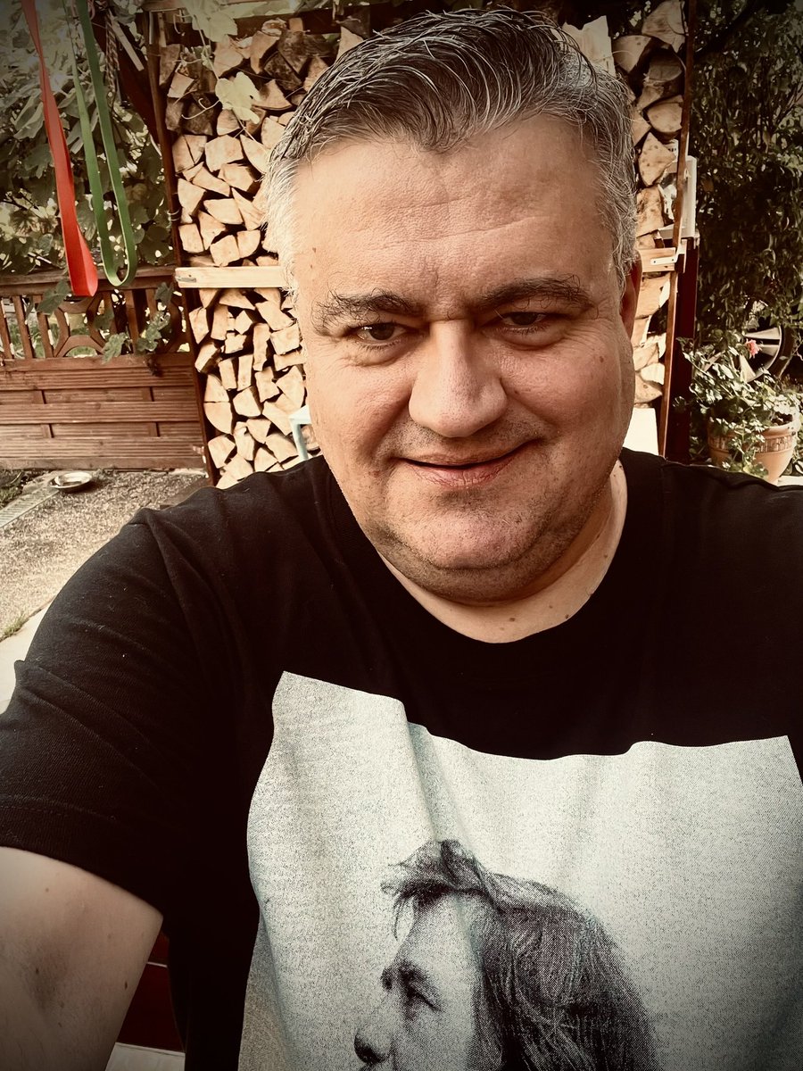 Dnešek jsem si dal ve znamení Václava Havla - na počet výročí jeho narozeni. Pustil jsem si Plastiky a zavzpomínal i na to, co jsem s ním zažil osobně, např sestavování vlády 2002. Byl to bezesporu  mimořádný člověk. Čest jeho památce!