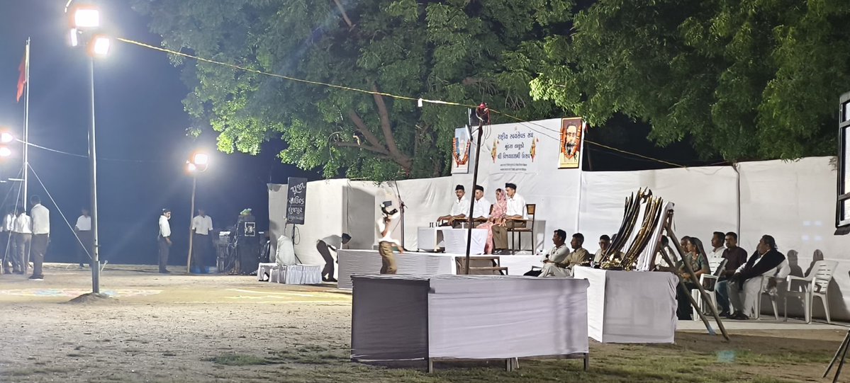 dhirajpataliya9's tweet image. संघ के शताब्दी वर्ष पर यह दृश्य सिर्फ गणवेशधारी स्वयंसेवकों का नहीं बल्कि अनुशासन, राष्ट्रभक्ति और सेवा की उस परंपरा का है जिसने भारत को आत्मगौरव से जोड़ा है।
आइए, इस पावन अवसर पर संकल्प लें  “राष्ट्र प्रथम, स्वयं पश्चात” के पथ पर चलकर भारतके निर्माण में योगदान दें।
🇮🇳🇮🇳
@RSSorg