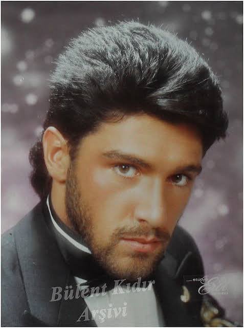 Osmanlının Savaşa Girmesi İçin 
Bir Grup MEYDANDA Gösteri Yapmaktadır.
Sadrazam :

Tamam Ulan, “Meydandaki Göstericileri Askere Alın Ve Cepheye İlk Bunları Gönderiin” Der.. 
Meydan O Anda Boşalır..❗️❗️

Kör ŞEYTAN Aklıma Nerden Getirdiyse⁉️

“Ölmeyi Bayılmak Zannedenler Kulübü..”