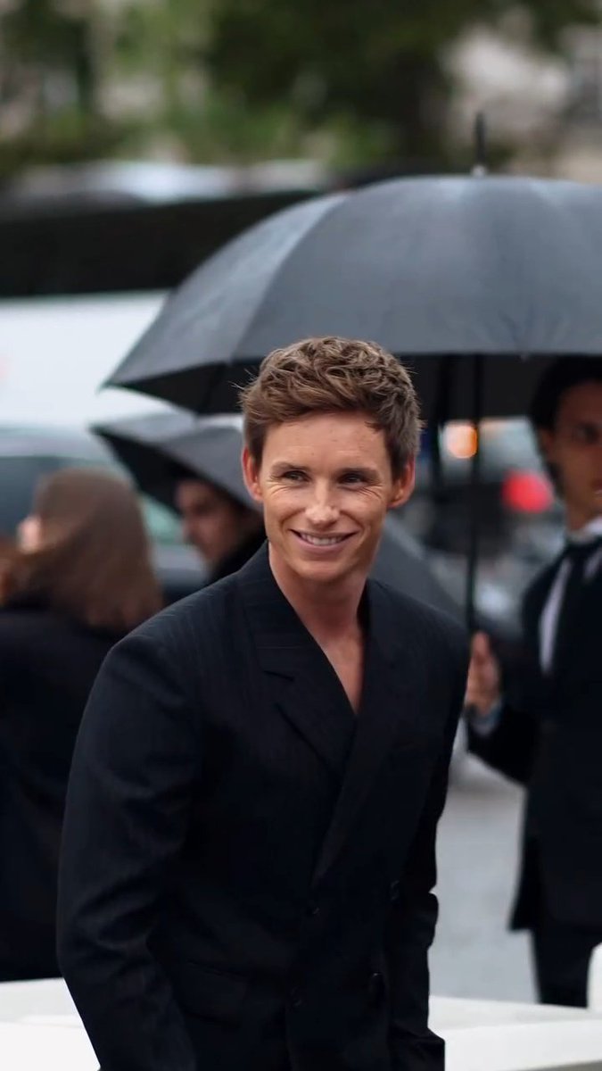 Eddie Redmayne and Hannah Bagshawe bring timeless elegance to the Givenchy show. ✨
#Givenchy #PFW2025 #EddieRedmayne #HannahBagshawe