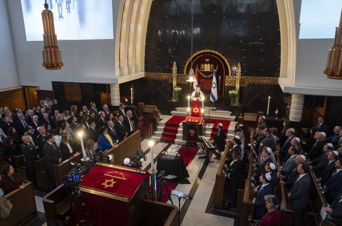 Vandaag hebben we, omringd door zware beveiliging, in een synagoge in Amsterdam de slachtoffers van 7 oktober 2023 officieel herdacht. Het verdriet was groot en tastbaar.

We zullen de slachtoffers nooit vergeten. En we blijven hopen op een snelle terugkeer van alle gijzelaars.