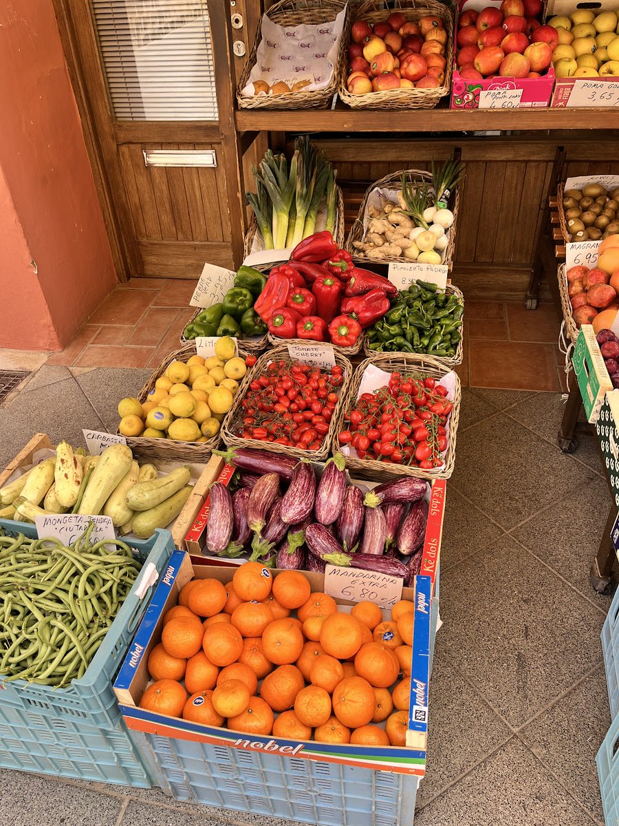 MenorcaERG's tweet image. 🧺 Ir al mercado es mucho más que llenar la cesta: es encontrarse con el sabor #auténtico de nuestra tierra.
Cada parada, cada gesto y cada producto nos recuerdan que consumir #local es apostar por frescura, por calidad y por las manos que lo hacen posible. 🍅🍇🍏

#Menorca