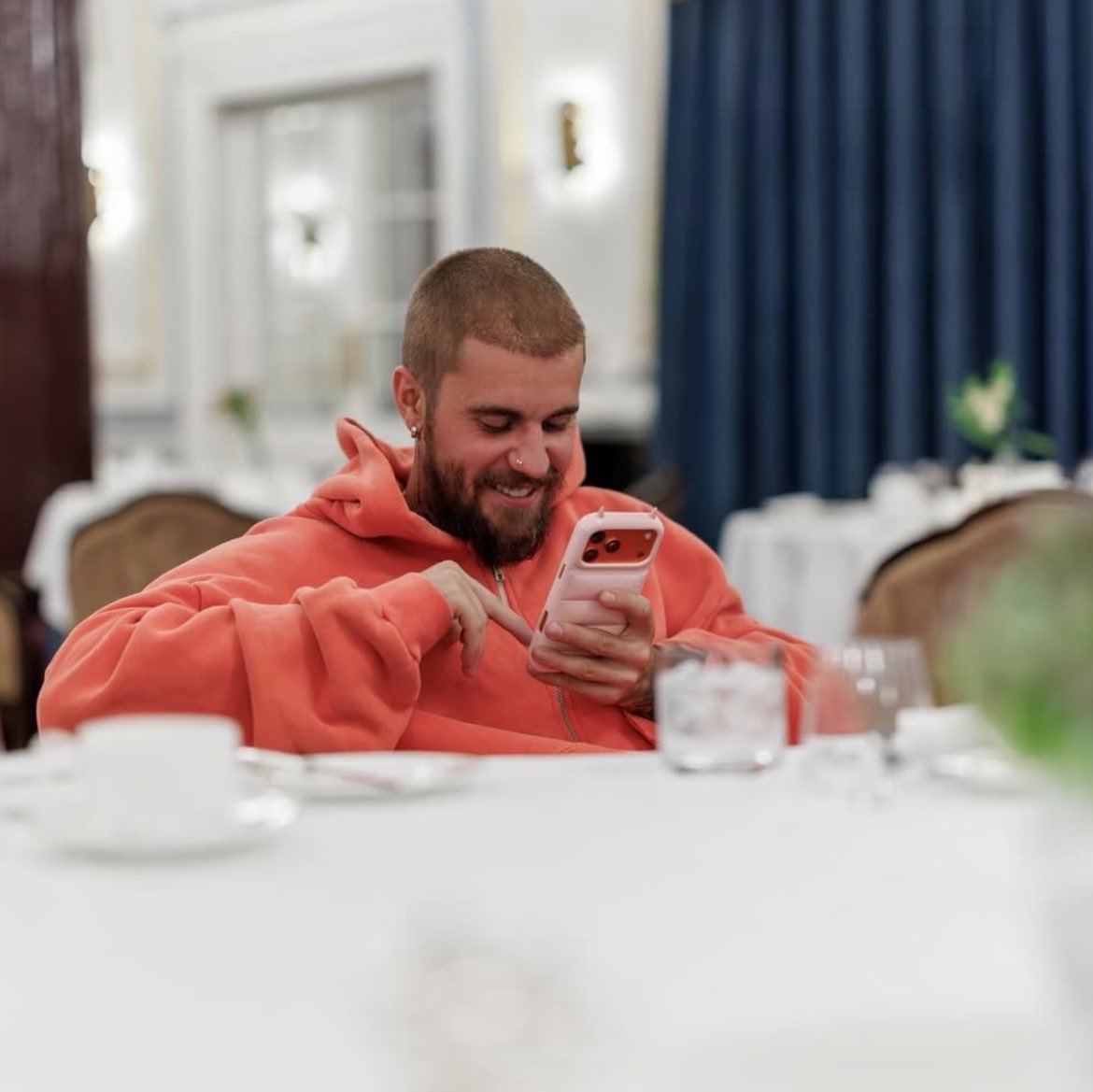 SkylrkDaily's tweet image. *everyone making comments about justin shaving his beard*

justin: