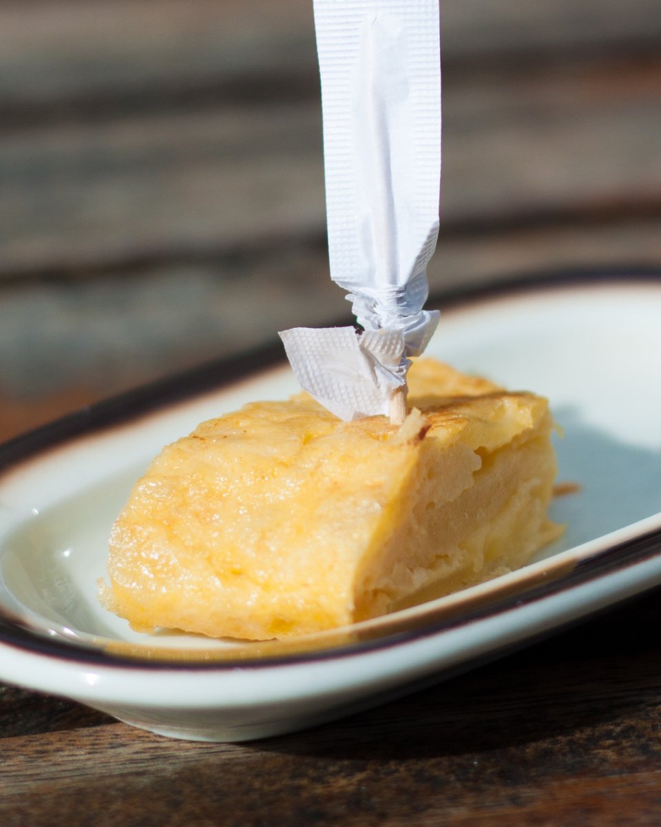 EspanaEnLatam's tweet image. Vermut y un trozo de tortilla. En Jerez de la Frontera, las mañanas son para brindar despacio 🥂, saborear bocados calientes 🍳 y compartir charlas sinceras. ¿La tortilla? Un clásico dorado que une a todos.

#VisitaEspaña #ThinkYouKnowSpain #GastronomíaDeEspaña #Andalucía #Cádiz