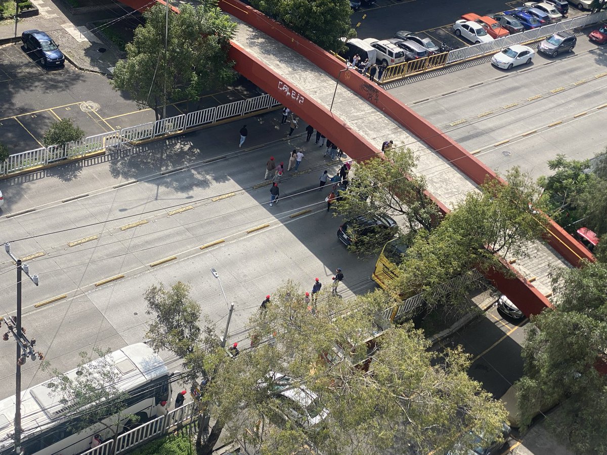 DioneSuc's tweet photo. @azucenau @pedrovillaycana @El_Universal_Mx Se estacionaron varios autobuses. supongo con gente de gente de ella,  en el eje de guerrero a la altura de Tlatelolco y pues cerraron y hay un trafical. No se supone no se deben estacionar en eje viales? https://t.co/78XTtTdJHq