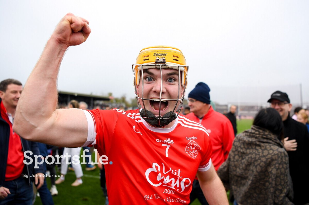 sportsfile's tweet photo. Éire Óg Ennis beat Clooney Quin to win the Clare SHC Final for the first time in 35 years!

📸 @PiarasPOM &amp; @SportsSheridan

https://t.co/L1Fqm1Cvjg https://t.co/VZgoiCwtoU