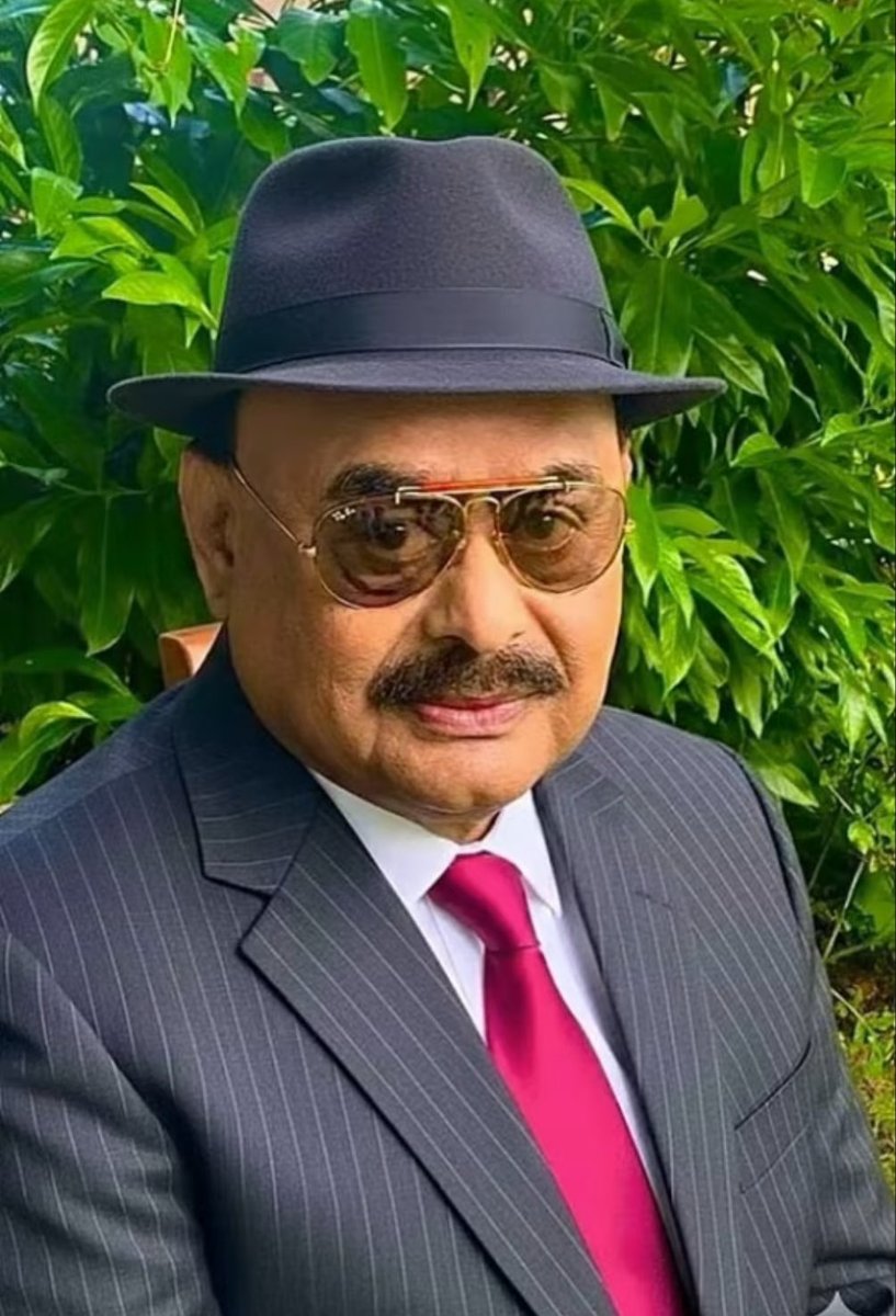 AltafHussain_90's tweet photo. دنیا کا نقشہ بدل رہاہے، دنیا کی سیاست بدل رہی ہے، پاکستان اور عالمی حالات وواقعات میں تیزی سے تبدیلی آرہی ہے، اورپاکستان بھی اس تبدیلی کے اثرات سے متاثر ہوئے بغیرنہیں رہ سکے گا۔
آپ نے دیکھاہوگا کہ چندروزپہلے امریکہ کے صدر ڈونلڈٹرمپ نے پاکستان کے فیلڈمارشل عاصم منیر اوروزیراعظم شہبازشریف کے لئے تعریفی کلمات اداکرتے ہوئے What a wonderful guy  اور He is very good guy  جیسے جملے استعمال کئے ۔ پھراچانک وزیراعظم شہباز شریف کو ملاقات کے لئے وہائٹ ہاؤس بلایا گیا۔ شہبازشریف کاریڈکارپیٹ کے ذریعے شاندار استقبال کیا گیا۔اس ملاقات میں فیلڈمارشل عاصم منیر بھی شریک ہوئے ۔ صدرٹرمپ سے جھپیاں ڈالی گئیں ، بغل گیرہوئے قہقہے لگائے گئے ۔جس کے بعد صدرڈونلڈٹرمپ نے فیلڈمارشل عاصم منیر اور وزیراعظم شہبازشریف کے لئے کئی بار اعلانیہ تعریف کی ۔ ان تعریفی کلمات کوسنکر فیلڈ مارشل عاصم منیر اوروزیراعظم شہباز شریف نے اسرائیل کوتسلیم کرنے کاوعدہ کرلیا اور انہیں یقین دلادیاکہ جوامریکہ کا فیصلہ ہوگاوہ پاکستان کافیصلہ ہوگااورہم جواب میں کوئی مطالبہ نہیں رکھیں گے۔
لوگ سمجھے کہ فیلڈ مارشل عاصم منیر اوروزیراعظم شہبازشریف کی امریکی صدرڈونلڈٹرمپ سے پکی دوستی ہوگئی ہے۔ان کومزید طاقت مل جائے گی،حالات ان کے مزیدحق میں چلے جائیں گے، اب شہباز شریف اور فیلڈ مارشل عاصم منیرتاحیات رہیں گے اورعمران خان تاحیات جیل میں رہیں گے۔میں نے کہا کہ ہردن نئی چیزلیکرآسکتاہے۔ آگے آگے دیکھئے ہوتاہے کیا۔ 
 اس کے بعد امریکی صدرکی جانب سے غزہ کے لئے 20نکاتی امن منصوبے کااعلان ہواتو وزیراعظم  شہبازشریف نے اس کی تفصیلات سامنے آنے سے پہلے ہی صدرٹرمپ کوخوش کرنے کے لئے اپنے ٹوئیٹ میں اس کی بھرپورحمایت کا اعلان کردیاجس میں فلسطین کی ریاست کے قیام کا کوئی زکرنہیں تھا۔ فیلڈمارشل کی جانب سے بھی اس امن منصوبے کوخوش آئند قراردیدیا ۔
کسی نے نہیں سوچاتھاکہ یہ حالات اتنی تیزی سے پلٹا کھائیں گے کہ اس 20نکاتی امن منصوبے سے حالات پر ایسااثرپڑے گااورایسی صورتحال پیدا ہوجائے گی اورعوام میں ایساغم وغصہ پیداہوگا کہ وزیراعظم اورفیلڈمارشل منظرعام سے غائب ہوجائیں گے اوروزیرخارجہ اسحاق ڈارکوپریس کانفرنس اور قومی اسمبلی میں وضاحتیں کرتے ہوئے یہ کہنا پڑے گا کہ صدرٹرمپ کا20نکاتی امن منصوبہ وہ نہیں جس کے مسودے پر ہم نے اتفاق کیاتھا، ہم نے اسرائیل کوتسلیم نہیں کیا۔
 آج فوج کے آئی ایس پی آرکی جانب سے بھی یہ بیان آیاہے کہ ہم نے اسرائیل کوتسلیم نہیں کیااورہم ایساکوئی فیصلہ نہیں کریں گے جوعوام کی خواہشات اورامنگوں کے خلاف ہو۔ 
کسی نے نہیں سوچاتھا کہ صدرٹرمپ جوکل تک وزیراعظم شہبازشریف اورفیلڈمارشل کی تعریفیں کررہے تھے انہوں نے امن منصوبے پر حماس کے جواب پر قطر، سعودی عرب، ترکی ،مصراوراردن کا نام لیکرشکریہ تواداکیا لیکن پاکستان کانام نہیں لیا۔ 
آج نائب وزیراعظم اسحق ڈار قوم کوبیوقوف بنانے کے لئے کہہ رہے ہیں کہ ہم نے صدرٹرمپ کے 20 نکاتی امن منصوبے پر دستخط نہیں کئے جبکہ صدرٹرمپ نے خود بیان دیاتھاہے کہ پاکستان سمیت اسلامی ممالک نے اس منصوبے پر دستخط کئے ہیں۔ 
میں کہتا ہوں کہ دنیا کا نقشہ بدل رہاہے ، دنیا کی سیاست بدل رہی ہے جس کے اثرات ہرجگہ پڑیں گے۔میں ایم کیوایم کے کارکنوں سے کہتاہوں کہ وہ مایوس نہ ہوں اوراپنی جدوجہد جاری رکھیں،پیغام کوآگے بڑھا تے رہیں،اپنی تحریک کوجاری رکھیں، بہت جلد ایسے حالات ہوں گے کہ کسی وقت بھی بند دروازے کھل سکتے ہیں اورہمارے ساتھی بھی کھل کراپناسیاسی کام کرنے میں آزاد ہوں گے۔ 
میں اپنے ساتھیوں سے کہتا ہوں کہ وہ اس بات پر یقین رکھئے کہ شہیدوں کا لہورنگ لاتا ہے اورحق کی فتح ہوتی ہے ۔ 

الطاف حسین 
ٹک ٹاک پر فکری نشست 325 سے خطاب
4  اکتوبر 2025
(مکمل خطاب دیکھئے)
https://t.co/n87SFIv3Bk