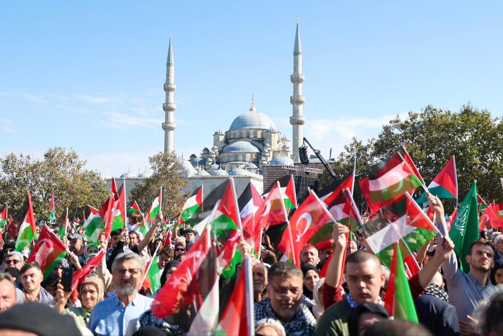 Mazlumun yanında, zalimin karşısındayız.

#GazzeİçinYürüyoruz
#ÖzgürlüğeYürüyoruz 
#KararlılıkYürüyüşü