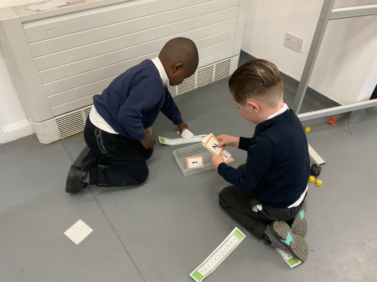 LAParnwell's tweet image. 🌱✨ Year 1 had an exciting Jack and the Beanstalk Experience Day! They arrived to find their classroom in a huge mess 😲 After spotting a beanstalk & a giant handprint 🖐️, they set off to write wanted posters to find the giant! 🏰🌿 #Year1 #LearningFun