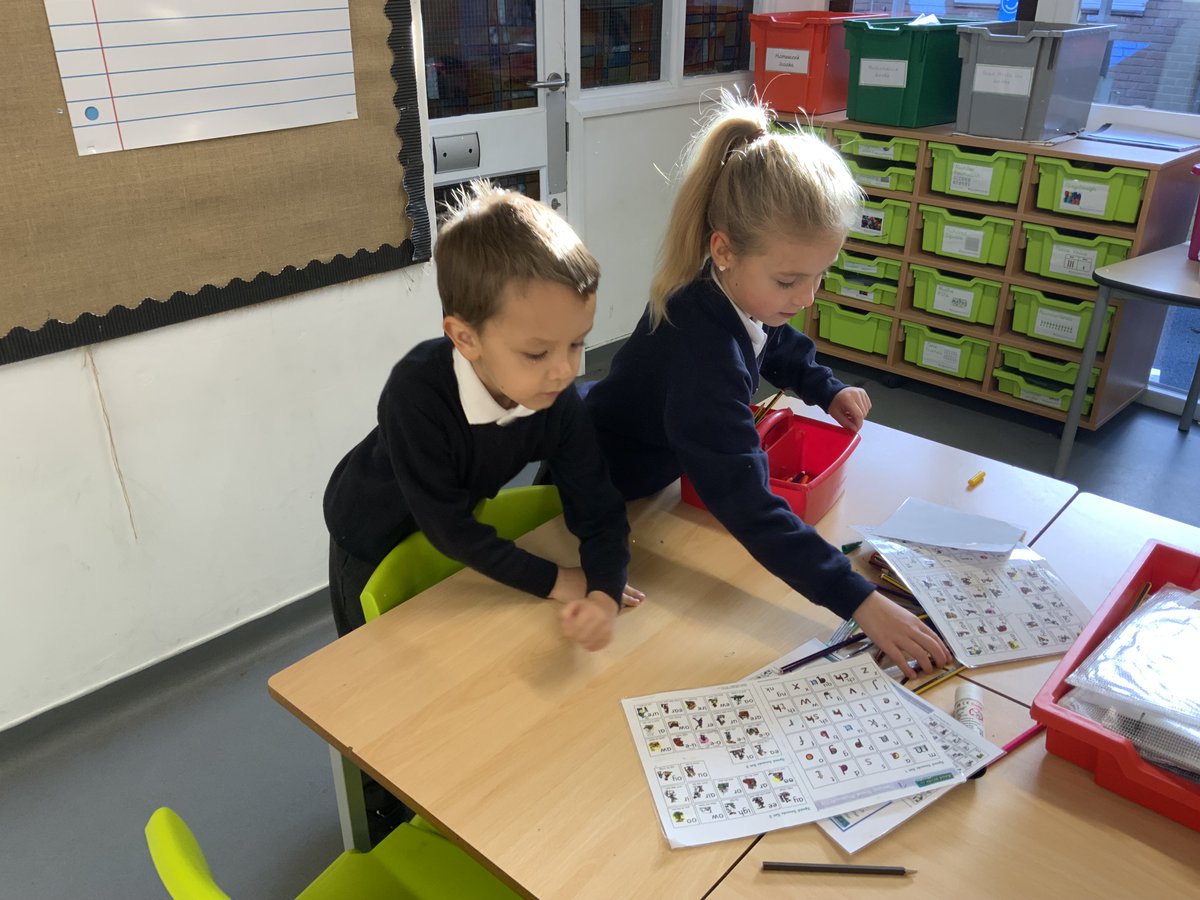 LAParnwell's tweet image. 🌱✨ Year 1 had an exciting Jack and the Beanstalk Experience Day! They arrived to find their classroom in a huge mess 😲 After spotting a beanstalk & a giant handprint 🖐️, they set off to write wanted posters to find the giant! 🏰🌿 #Year1 #LearningFun