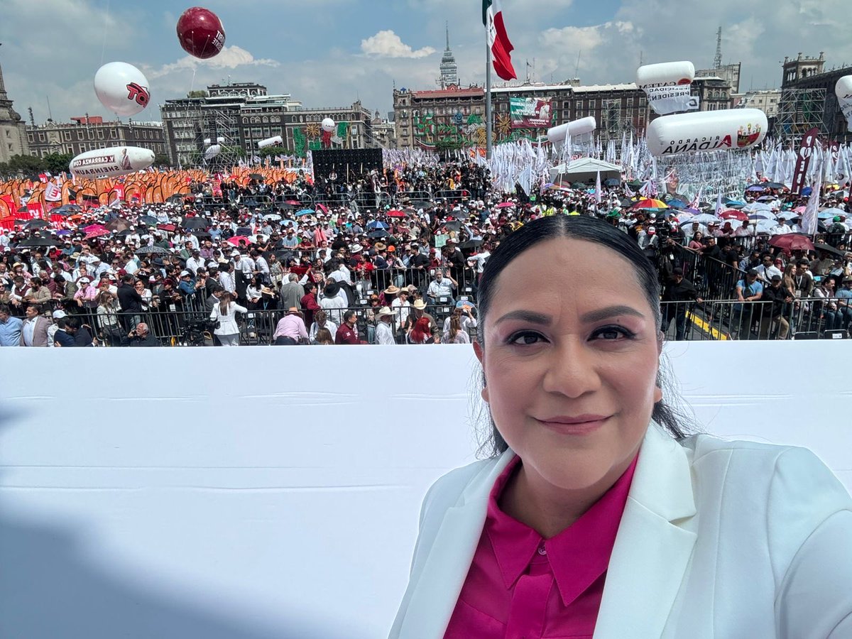 A_MontielR's tweet image. Emocionada por estar en el corazón de México, en el #Zócalo, para celebrar junto a nuestra Presidenta @Claudiashein los primeros 365 días de un gobierno humanista que escucha y dialoga.
Porque la #TransformaciónAvanza con justicia social.
#MuchaPresidenta
#HumanismoMexicano…