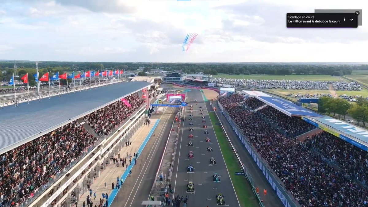 InfosFrancaises's tweet photo. The Last Race : l'espagnol Karchez remporte le GP Explorer 3 devant Kaatsup et Maxime Biaggi, lors de la dernière course de formule 4 organisée par Squeezie, en direct sur France 2 et devant plus d'1,4 million de spectateurs sur Twitch. #GPExplorer3 https://t.co/Y4fIcr7tK4