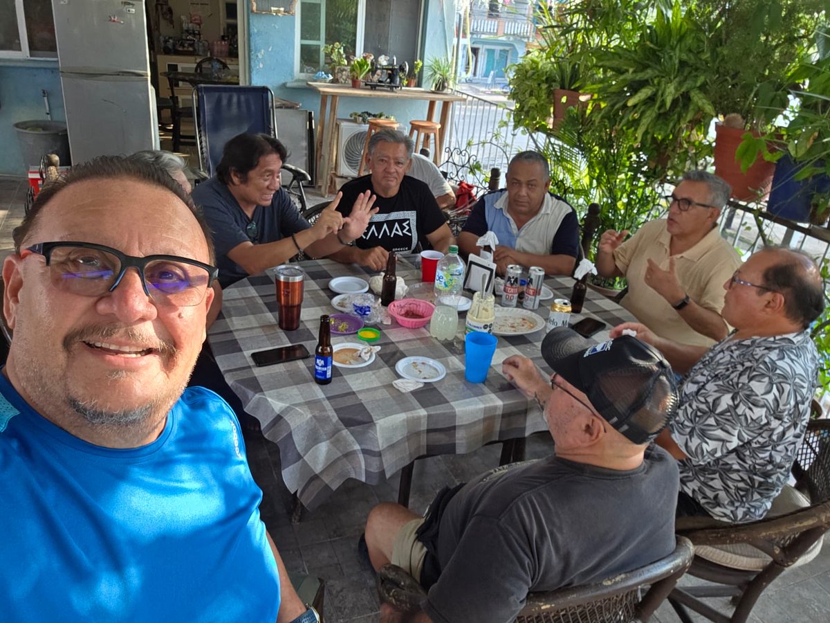 Los recuerdos escriben historia quienes han ayudado a forjar mi carácter amigos de calle , escuela , deporte y vida !