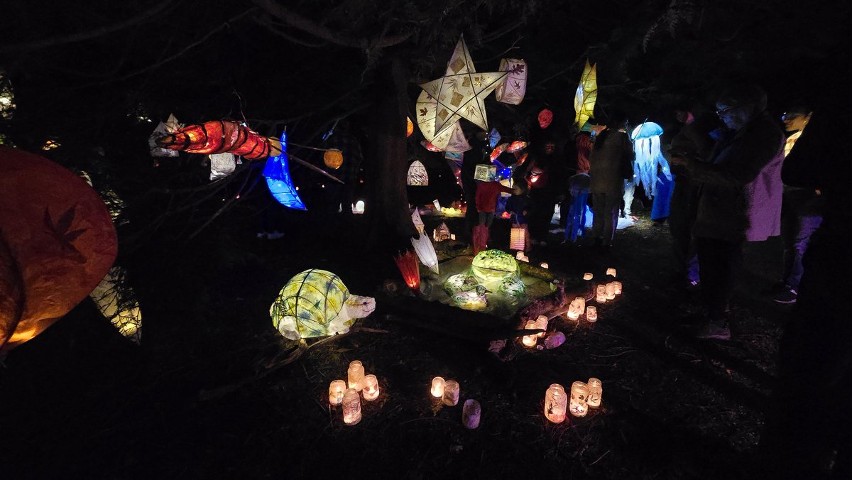 sigmusings's tweet image. Last night my fam and I went to the lantern festival. Last year @taeji_min29 met in person for the first time and we attended this event together. This made me reminisce about our fun adventure together to the Seo In Gun Fan Meet ☺️ Happy Chuseok everyone ❤️