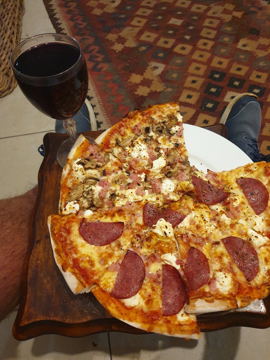 Pizza en Rooi Wyn 🍷Lekker👍😎Hope you all had an awesome day 👌👍👊🤟🍷