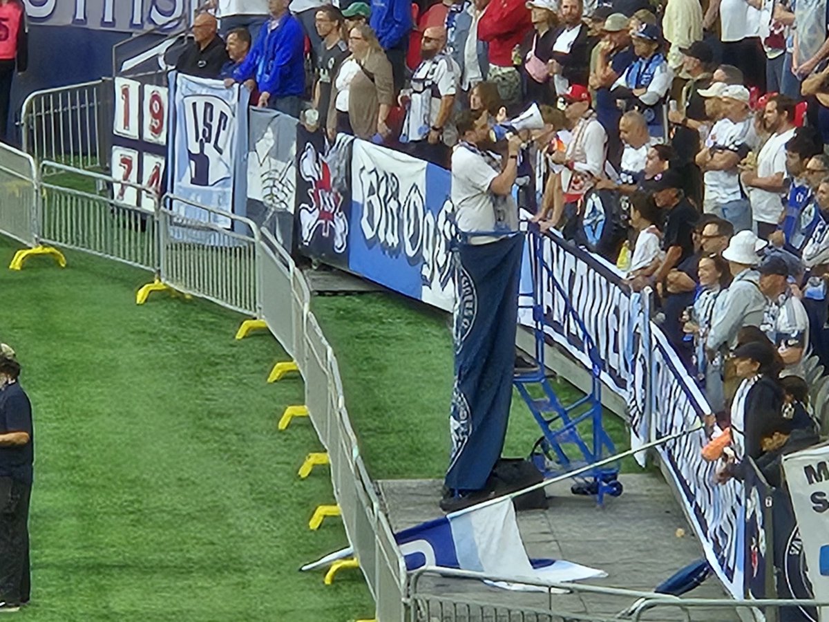 PlanetJDF's tweet image. This giant is wearing huge shoes and very ill fitting pants.