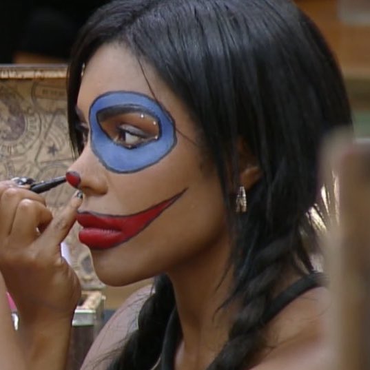 Dantinhas's tweet photo. Rita Cadillac andou para que Carol pudesse correr. #AFazenda https://t.co/YeYj1SjGW8