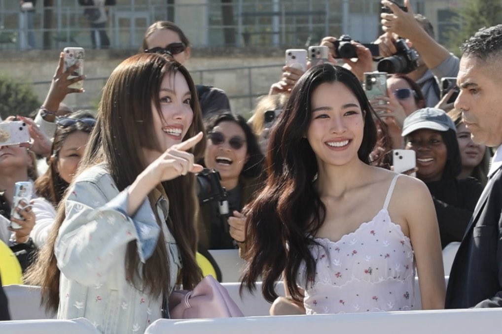 Sikmo4's tweet image. ✨ All eyes on them! ✨ Orm Kornnaphat and Lingling Kwong bringing major glamour to the Dior SS26 show in Paris🇫🇷
#Linglingkwong #Ormkornnaphat
#LingOrm #Dior #DiorSS26
#ParisFashionWeek #pfw