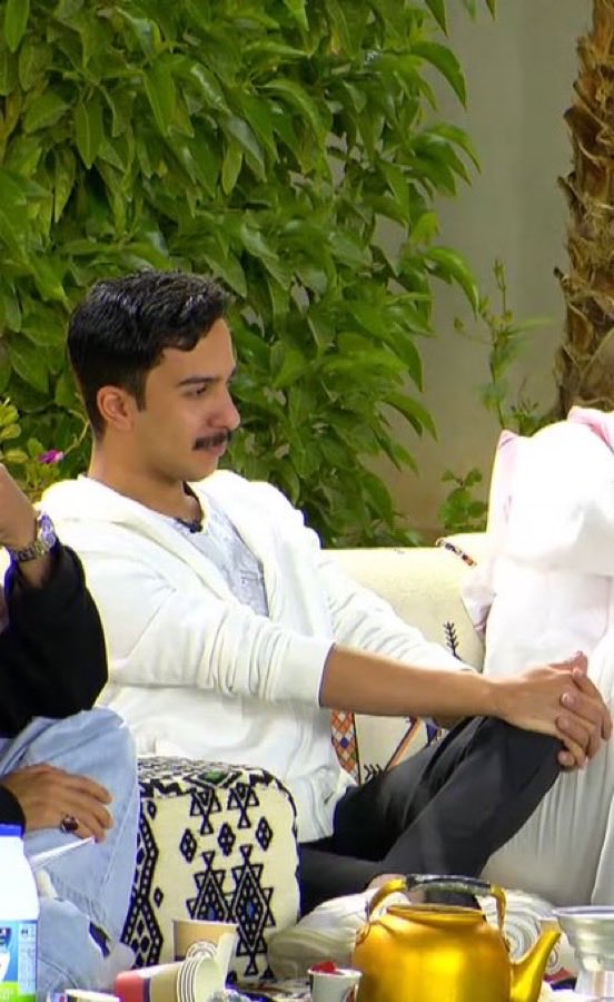 اذا شفتي الاداريات لابسين كذا   ادري ان المربعانيه دخلت