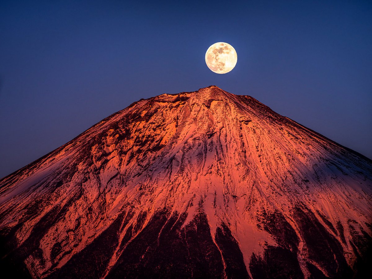 RIKIphotograph's tweet image. 今夜は中秋の名月🗻🌕
綺麗な月が見られると良いですね🔭
ちなみに満月は明日10月7日。
10月の満月は、ハンターズムーンと呼ぶようで
意味は「チャンスをつかむ勇気」なんだとか。
実はこんな意味や願いが込められてるんですって文化良いですよね😌
#富士山 #中秋の名月 #moon #奇跡の光景