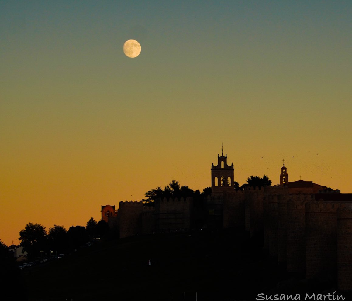 Luna de la cosecha , casi llena en #Avila <a href="/CyLEsVida/">Turismo Castilla y León</a> 
#luna