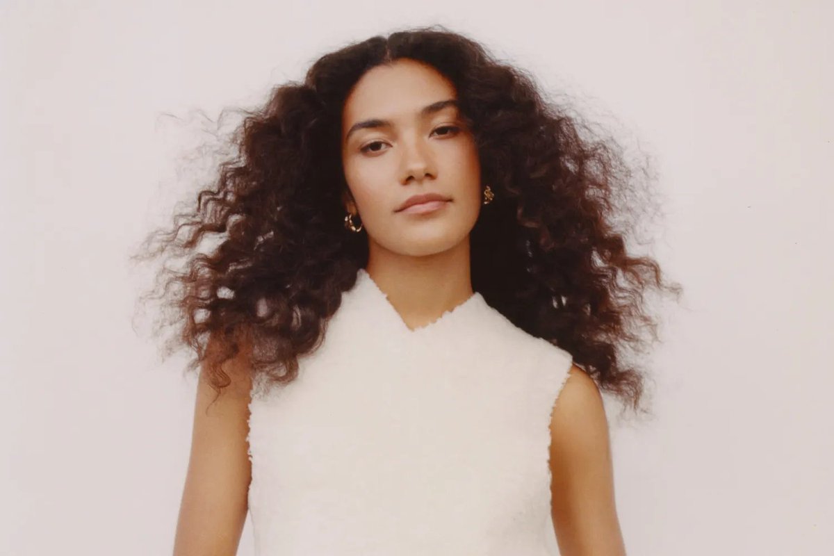 ComplexCut's tweet image. We need to get our pretty princess, the absolutely stunning sophomore sweeper, THE ART OF LOVING by the neo-soul pop prodigy, #OliviaDean, up to number one, baby! Stand beside her, boys, girls, and lovely non-binaries! She is a FINAL GIRL for all time.