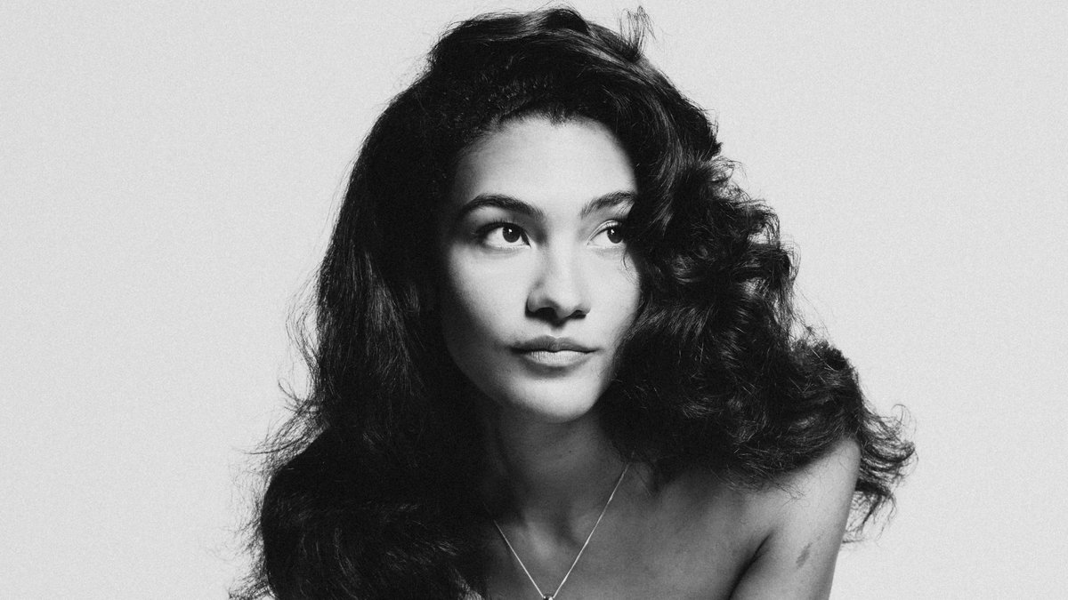 ComplexCut's tweet image. We need to get our pretty princess, the absolutely stunning sophomore sweeper, THE ART OF LOVING by the neo-soul pop prodigy, #OliviaDean, up to number one, baby! Stand beside her, boys, girls, and lovely non-binaries! She is a FINAL GIRL for all time.