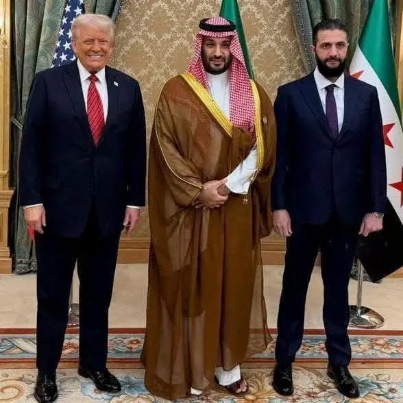 Ahmed Husseín al-Sharaa, también conocido por su nombre de guerra Abu Mohamed es un político sirio que se desempeña como Presidente de la República Árabe Siria Estuvo encarcelado por fuerzas estadounidenses en varias prisiones y centros de detención en Irak perteneció alQaeda