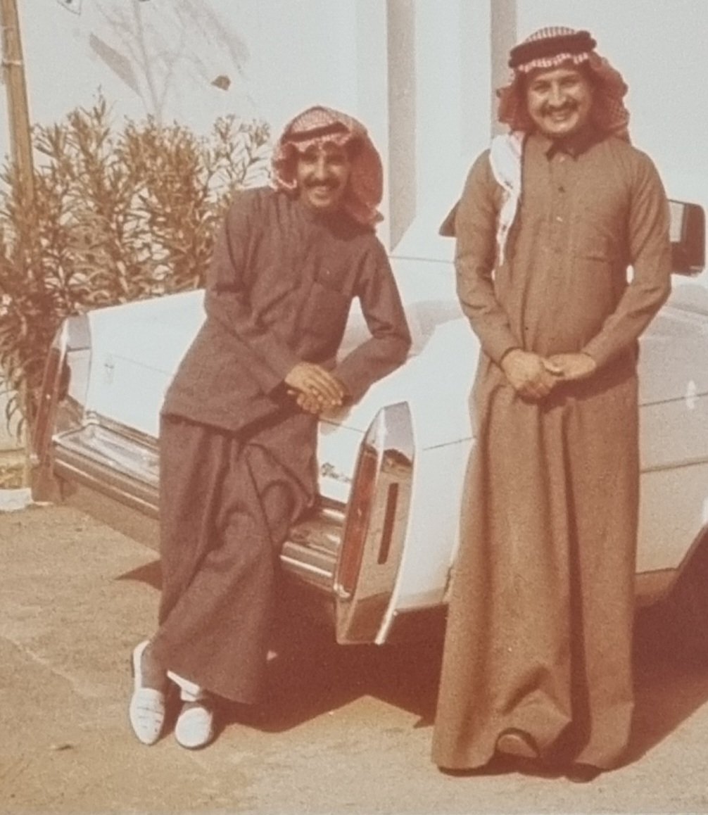 AlmarzoukFamily's tweet image. من الارشيف
من اليمين ابن العم/
عبدالله  المرزوق
برفقه الغالي/سعود العنزي
حفيد العمة/نورة المرزوق
 والدة الشيخ/خالد الجابر الصباح أثناء زيارته للرياض 
الصورة أمام منزل العم/
عبدالعزيز محمد المرزوق 
 [الـماضـي لـيـس مـكـانـاً نـزوره ،،، بـل جـزء مِـنّـا نـحـمـلـه فـي قُـلـوبِـنـا]