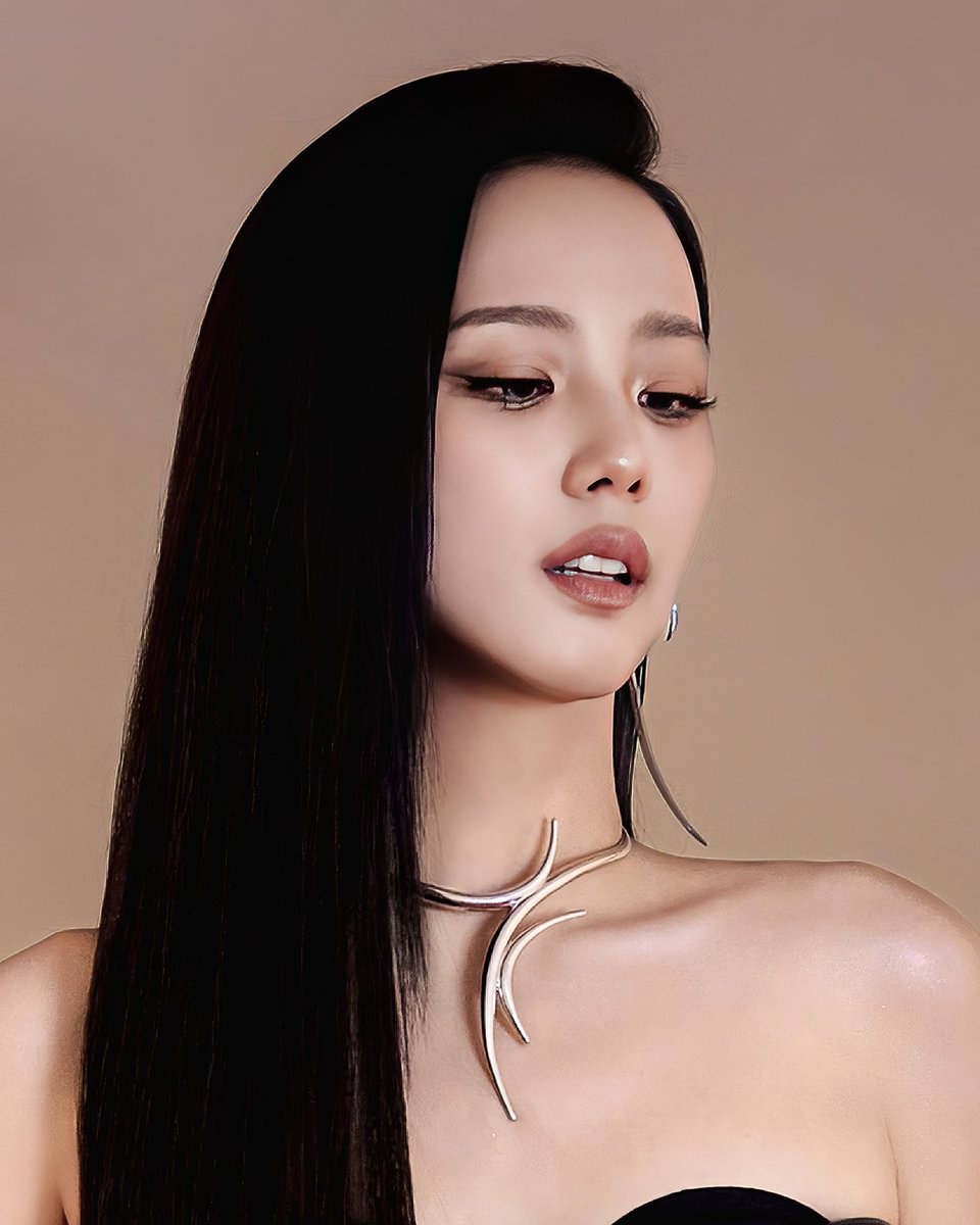 JISOO's ethereal face card in 4k.