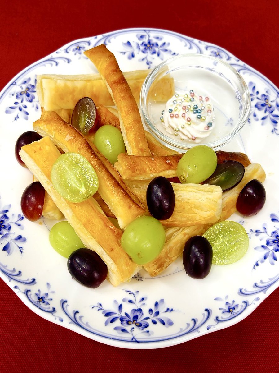 yskikaku0924's tweet photo. ぶどうの🍇スティックパイ🥧
難しいことは、何一つないよ。
失敗なしで簡単‼️

パイ生地を常温に戻したら、細く切り、卵黄を塗ってオーブンで焼くだけ‼️

ホイップクリームを付けて食べるよ😃
ぶどうは、あってもなくてもいいの。
旬の果物を乗せてね🍎

#おうちごはん　#料理好きな人と繋がりたい https://t.co/J61TwZmuWR