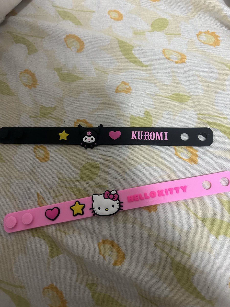 woncomigo's tweet image. comprei coisas !!! muitas coisas!! comprei lençol e coberta da hello kitty e me deram duas pulseiras de brinde 😌
