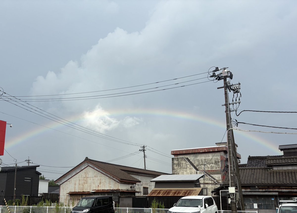 おはようございます☀

帰省中の隊員さんから虹の写真をいただきました🙇‍♂️
建物に遮られていないおかけでより映えてます🌈

あの雨上がりの独特な香り
意外と好きなんですよねぇ…

みなさまもどうぞ笑顔でご安全に🦺

#企業公式相互フォロー