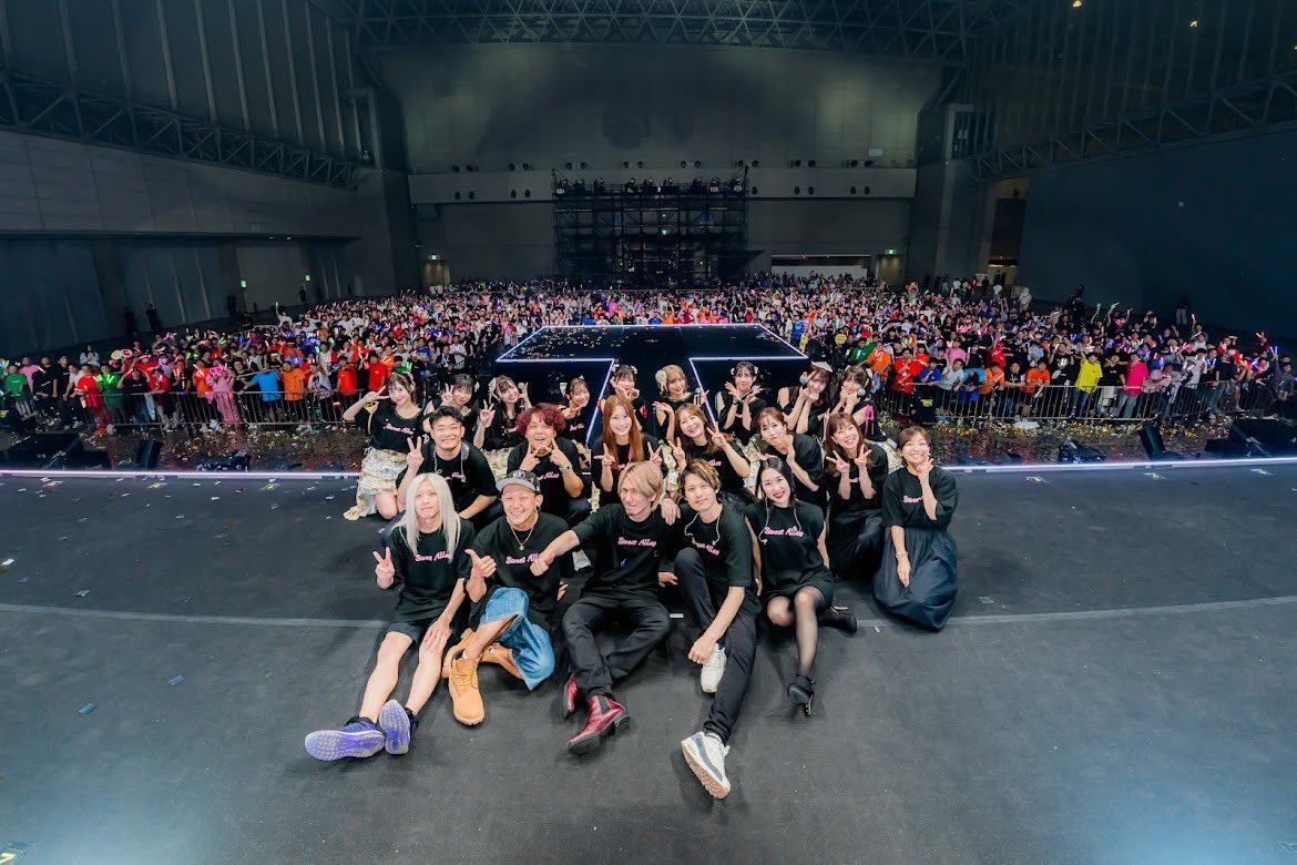tatsuo311's tweet photo. おはようございます！！！！！

昨日は幕張メッセ国際展示場 展示ホールにて『Sweet Alley 6th ONEMANLIVE』でした！

今回バンドチームはホーンセクションとストリングスも入れた過去最大編成でお届けしました！

熱量的にも、物理的にも(笑)めちゃくちゃ熱くて最高でした！！！
ご来場下さった皆様！ありがとうございました！！！

#sweetalley 
#スイアレ幕張ワンマン1005