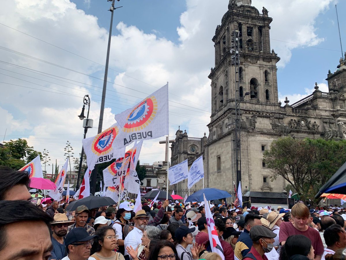 SUFRAGIOrevista's tweet image. #Informe En el Zócalo de la #CDMX frente a Palacio Nacional nuestra Presidenta @Claudiashein, al rendir su informe de gobierno, mencionó su compromiso # 60:  REDUCIR la SEMANA LABORAL a 40 HORAS, la primera mujer presidenta de nuestro país 🇲🇽 pidió a diputadas y diputados…