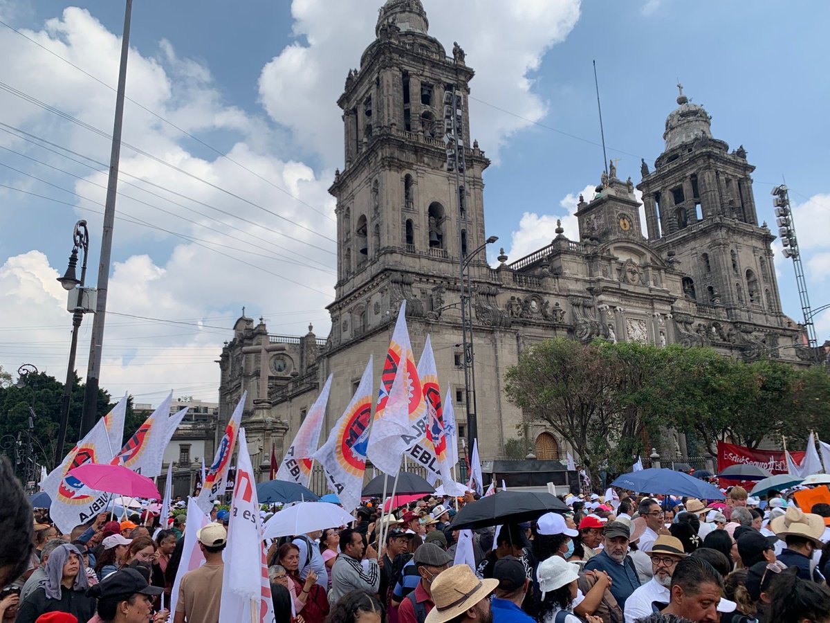 SUFRAGIOrevista's tweet image. #Informe En el Zócalo de la #CDMX frente a Palacio Nacional nuestra Presidenta @Claudiashein, al rendir su informe de gobierno, mencionó su compromiso # 60:  REDUCIR la SEMANA LABORAL a 40 HORAS, la primera mujer presidenta de nuestro país 🇲🇽 pidió a diputadas y diputados…