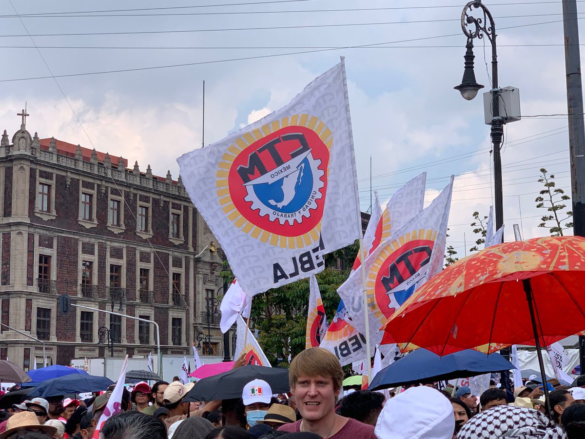 SUFRAGIOrevista's tweet image. #Informe En el Zócalo de la #CDMX frente a Palacio Nacional nuestra Presidenta @Claudiashein, al rendir su informe de gobierno, mencionó su compromiso # 60:  REDUCIR la SEMANA LABORAL a 40 HORAS, la primera mujer presidenta de nuestro país 🇲🇽 pidió a diputadas y diputados…