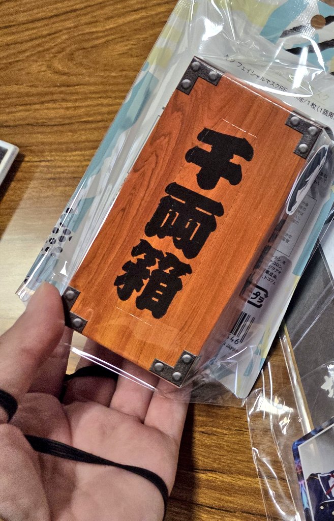 おそくほーです📸
白須本丸に新選組刀/堀川国広で
顕現させて頂きました🌸幸せ⚔️

本丸10周年と主さんのお誕生日を
個性豊かな素敵な皆さんとお祝い㊗️
本当におめでとうございます🎂🎉

爆笑&amp;久々に本気ダッシュして
腹筋と脚筋肉痛💪

主さんから御朱印と小判頂きました🐯
#商売繁盛白須本丸
⚠️cos