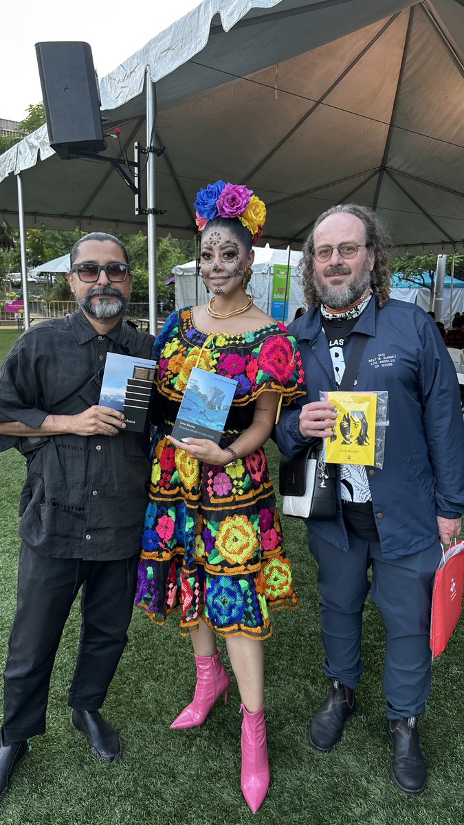 ArquitectDefect's tweet image. ¡A La Catrina Andante de LéaLA le gusta la poesía! Gracias Livette Ruvalcaba Guerrero por esta foto.

#poesía #catrina #literatura #poesie #sonetos #poesíaiberoamericana #poesiamexicana #poesíaangeliña #poesíafronteriza