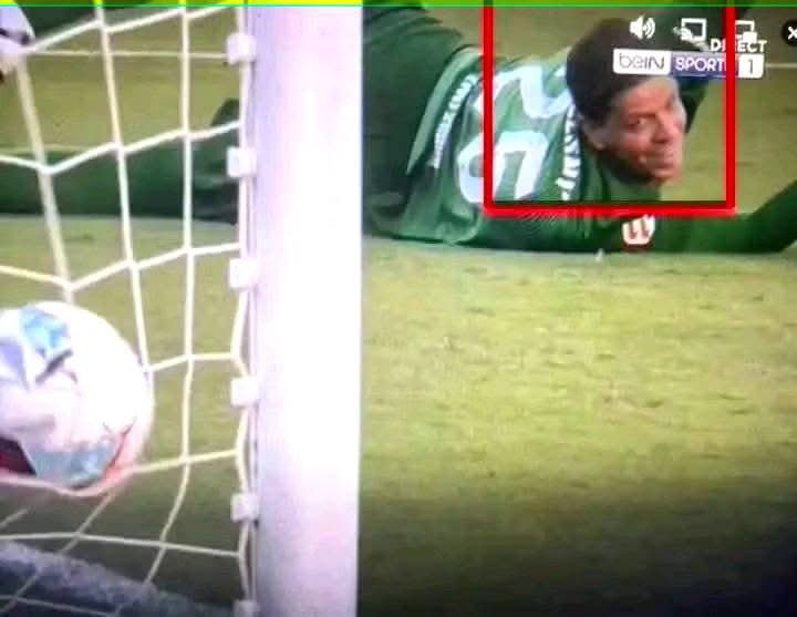 Lui il avait mm parié 😂😂😂
Pourquoi il sourit ???